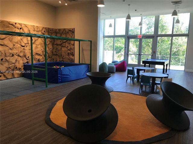 16385 Biscayne Blvd 2206, North Miami Beach, FL 33160