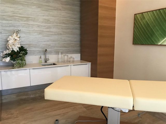 16385 Biscayne Blvd 2206, North Miami Beach, FL 33160