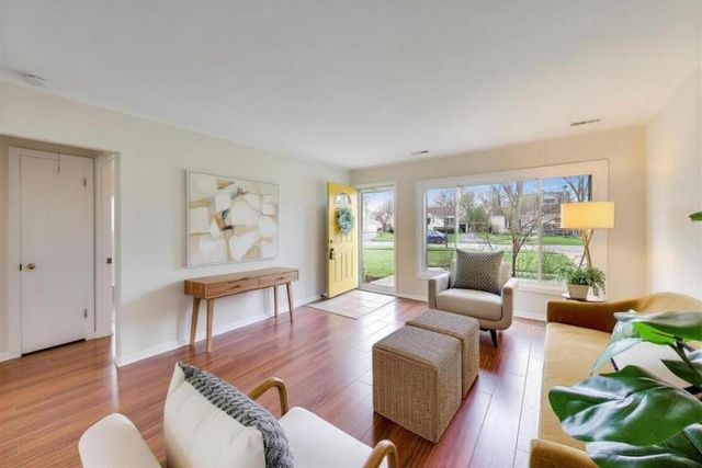 1149 N Hickory Avenue, Arlington Heights, IL 60004