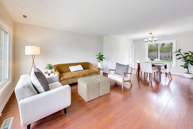 1149 N Hickory Avenue, Arlington Heights, IL 60004