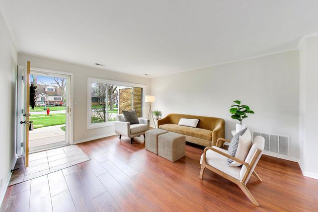 1149 N Hickory Avenue, Arlington Heights, IL 60004