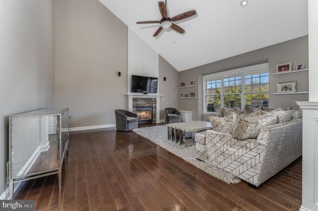 2 ELM DR, Clinton, NJ 08809