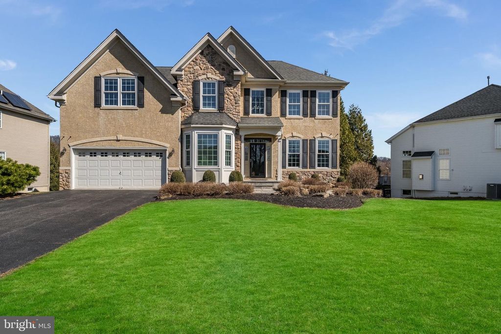 2 ELM DR, Clinton, NJ 08809