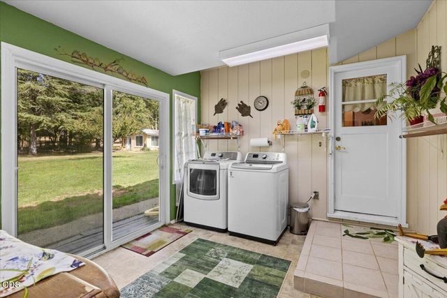 333 Earhart Road, Rogue River, OR 97537