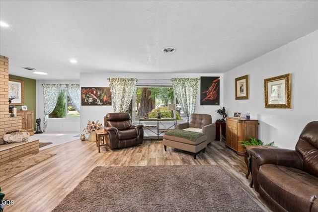 333 Earhart Road, Rogue River, OR 97537