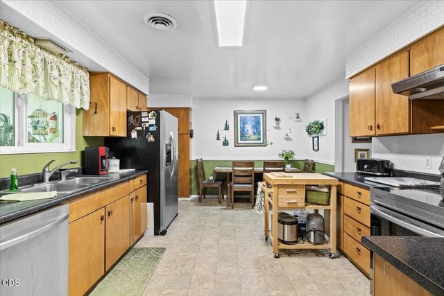 333 Earhart Road, Rogue River, OR 97537