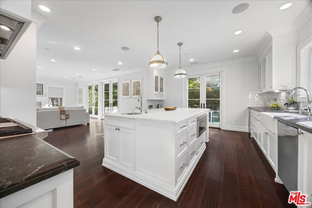 Image 14 of property listing at 3217 Greenfield Avenue, Los Angeles, CA 90034