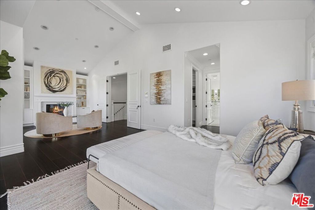 Image 22 of property listing at 3217 Greenfield Avenue, Los Angeles, CA 90034