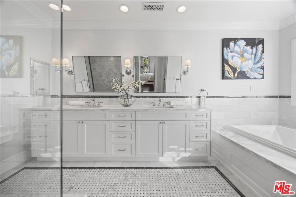 Image 25 of property listing at 3217 Greenfield Avenue, Los Angeles, CA 90034