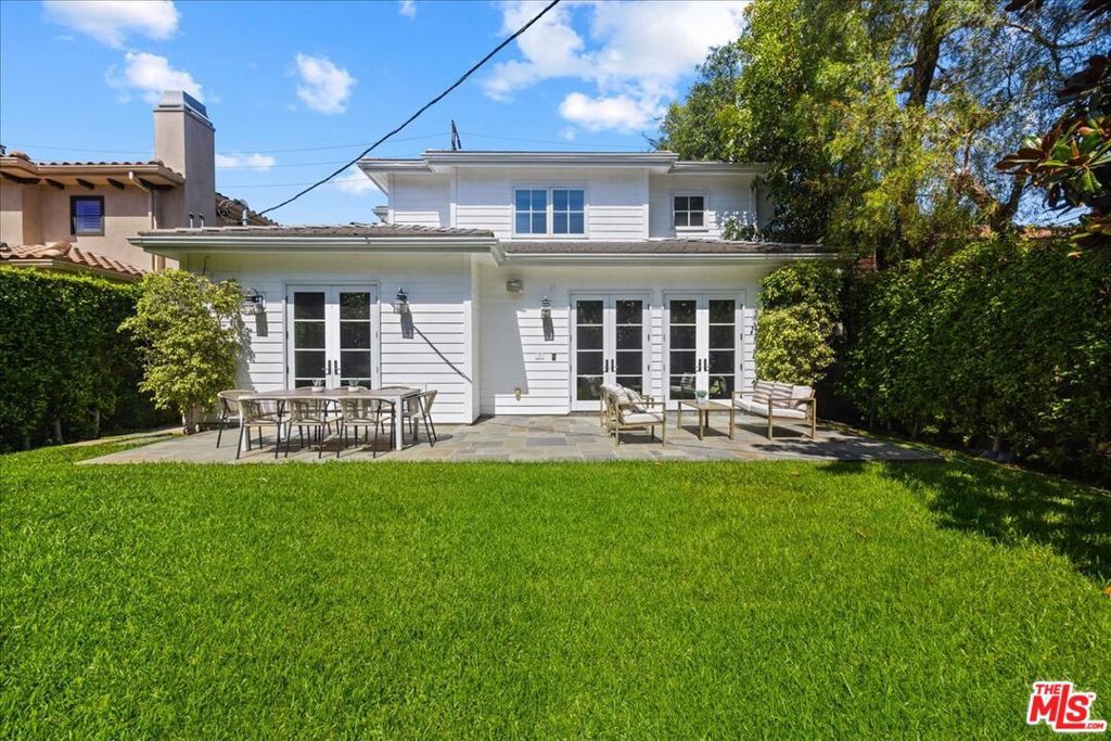 Image 3 of property listing at 3217 Greenfield Avenue, Los Angeles, CA 90034
