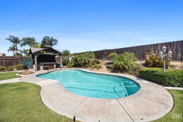 5900 Latina Drive, Bakersfield, CA 93308