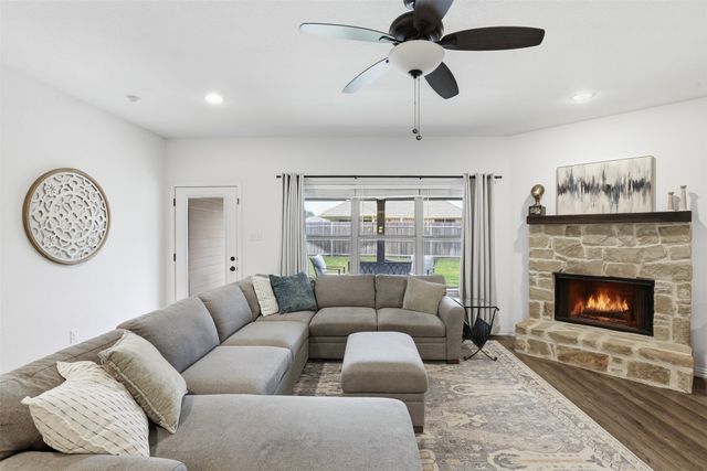 3205 Greenway Drive, Burleson, TX 76028