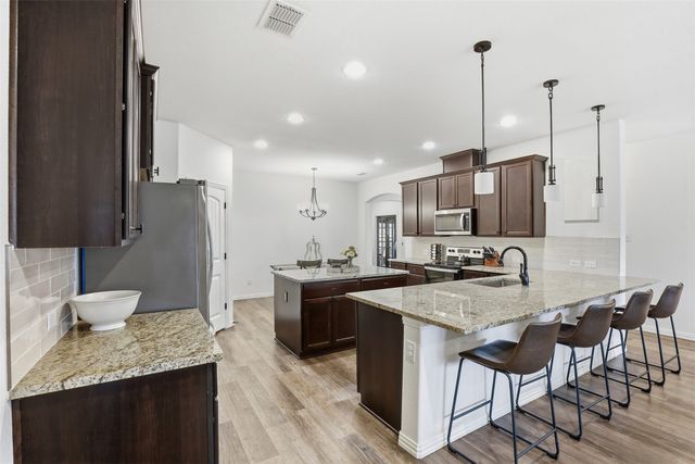 3205 Greenway Drive, Burleson, TX 76028