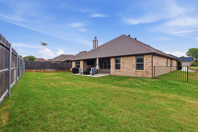 3205 Greenway Drive, Burleson, TX 76028