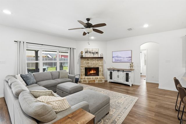3205 Greenway Drive, Burleson, TX 76028