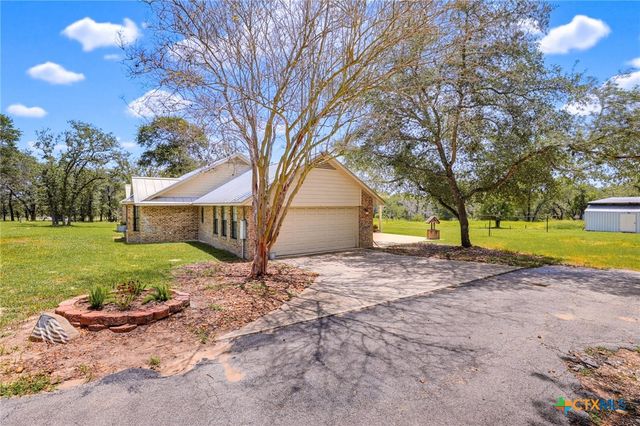 201 Hickory Run, La Vernia, TX 78121