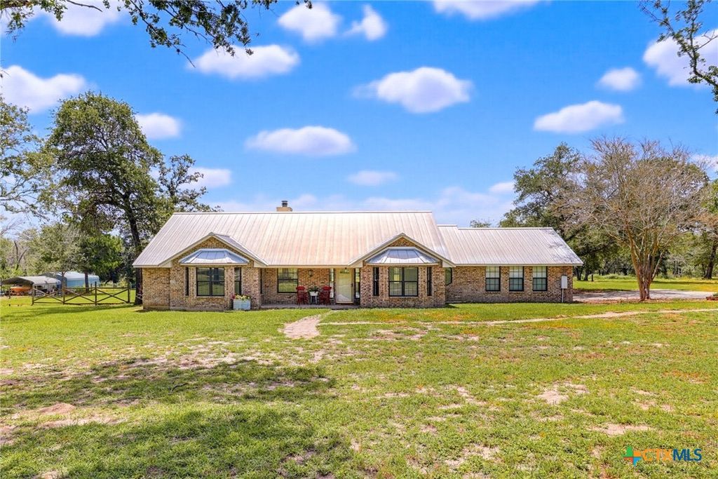 201 Hickory Run, La Vernia, TX 78121