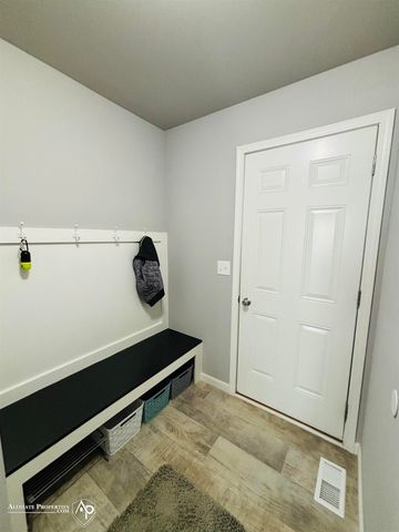 927 Village Drive, Davison, MI 48423