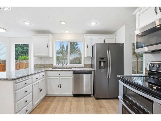 16705 Se KINGSRIDGE Ct, Milwaukie, OR 97267