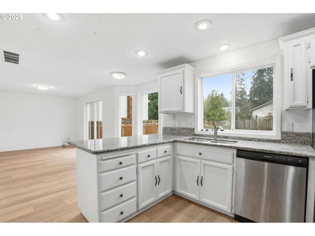 16705 Se KINGSRIDGE Ct, Milwaukie, OR 97267