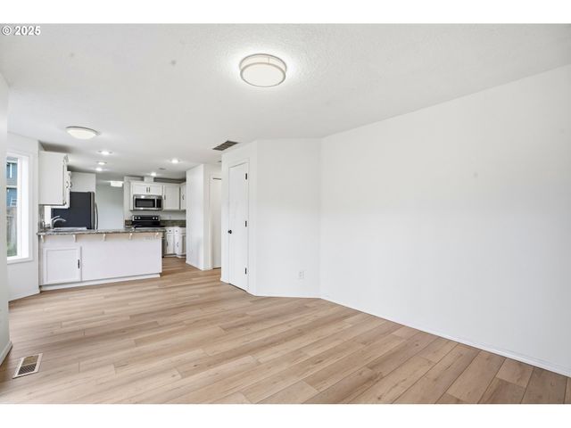 16705 Se KINGSRIDGE Ct, Milwaukie, OR 97267