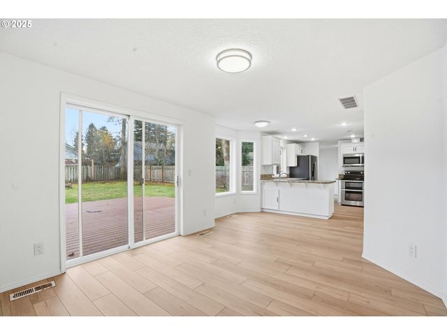 16705 Se KINGSRIDGE Ct, Milwaukie, OR 97267