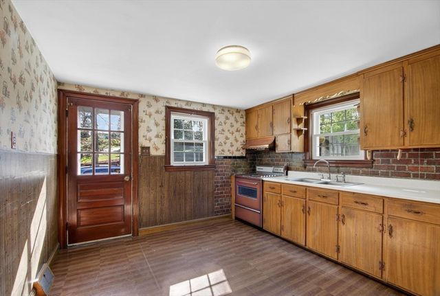 75 Connors St, Fitchburg, MA 01420