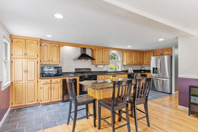 2 Nashoba Trl, Littleton, MA 01460