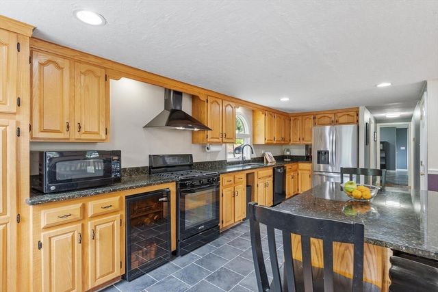 2 Nashoba Trl, Littleton, MA 01460
