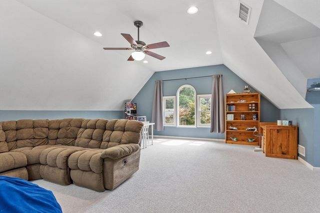 2 Nashoba Trl, Littleton, MA 01460