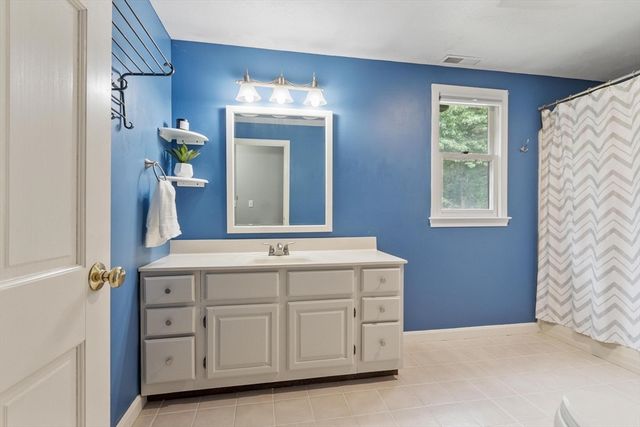2 Nashoba Trl, Littleton, MA 01460