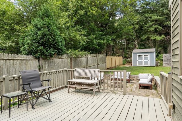 2 Nashoba Trl, Littleton, MA 01460