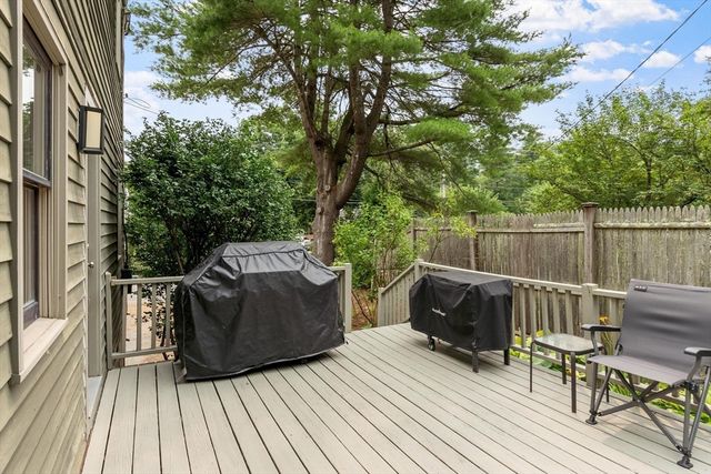 2 Nashoba Trl, Littleton, MA 01460