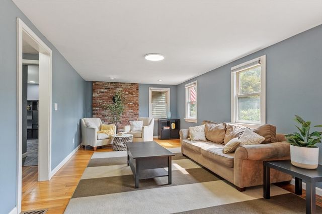 2 Nashoba Trl, Littleton, MA 01460