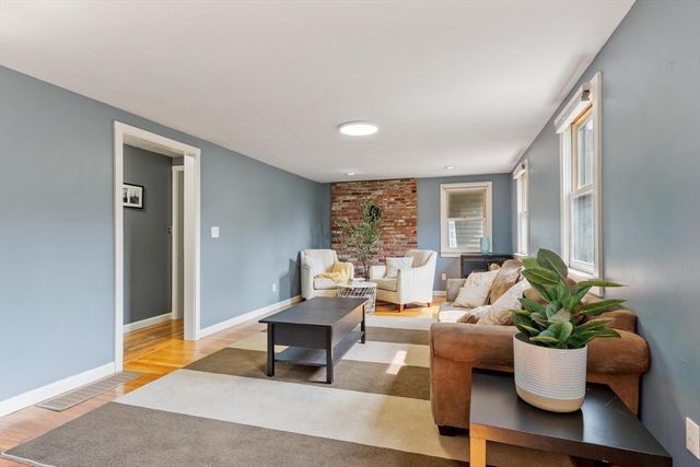 2 Nashoba Trl, Littleton, MA 01460