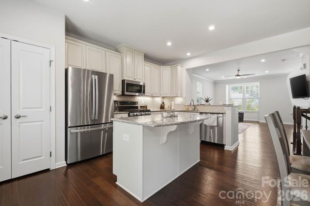 1221 Queen Lyon Court, Charlotte, NC 28205