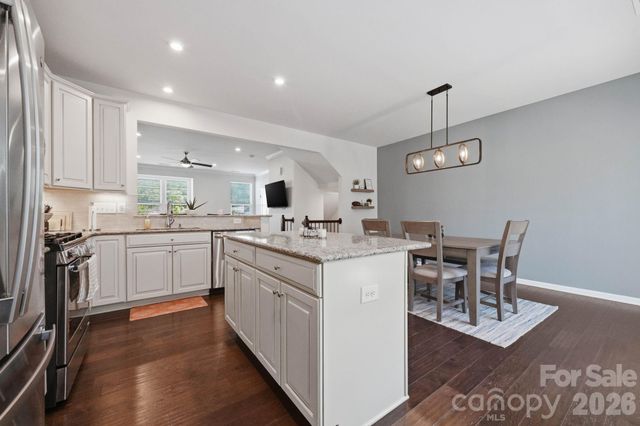 1221 Queen Lyon Court, Charlotte, NC 28205