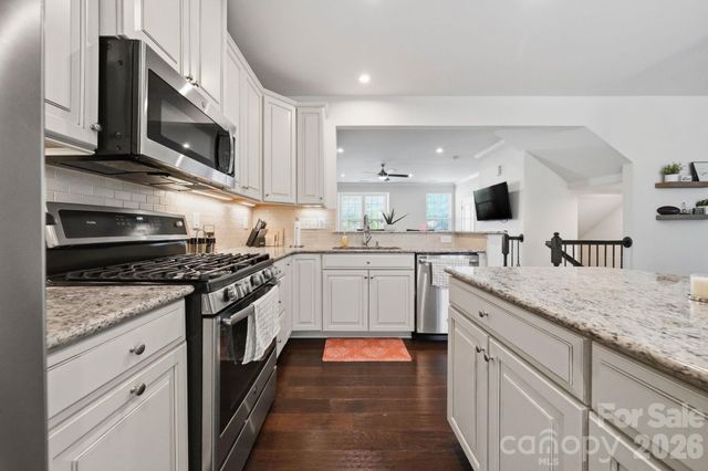 1221 Queen Lyon Court, Charlotte, NC 28205