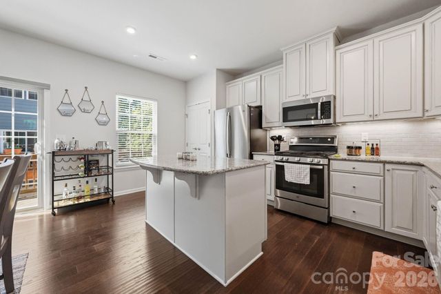 1221 Queen Lyon Court, Charlotte, NC 28205