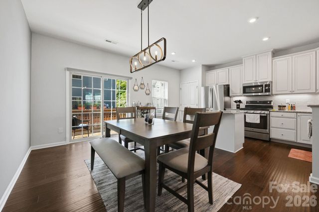 1221 Queen Lyon Court, Charlotte, NC 28205