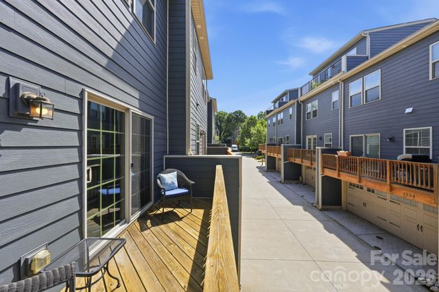 1221 Queen Lyon Court, Charlotte, NC 28205