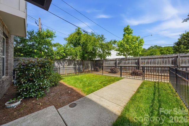 1221 Queen Lyon Court, Charlotte, NC 28205