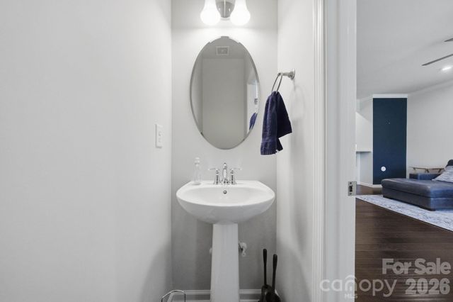 1221 Queen Lyon Court, Charlotte, NC 28205