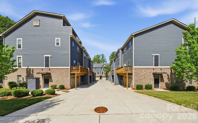 1221 Queen Lyon Court, Charlotte, NC 28205
