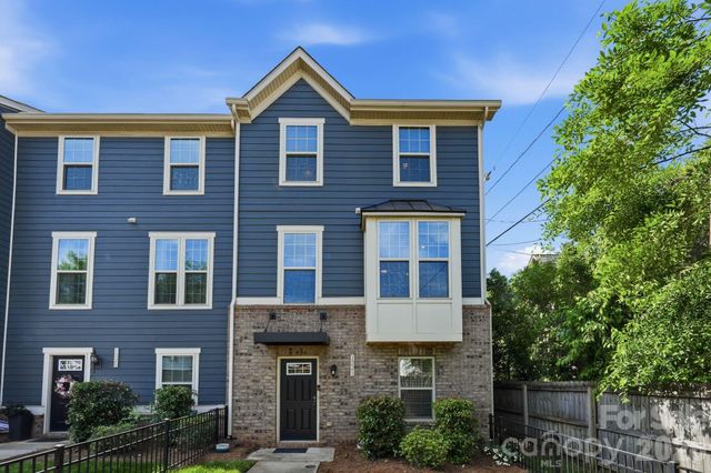 1221 Queen Lyon Court, Charlotte, NC 28205