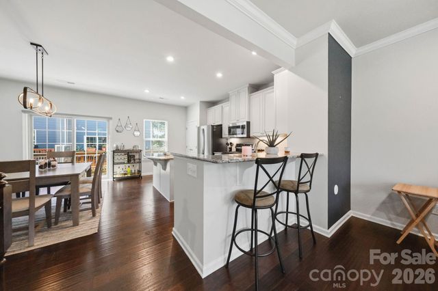1221 Queen Lyon Court, Charlotte, NC 28205