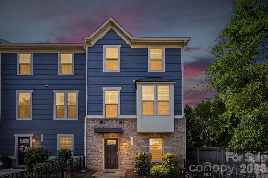 1221 Queen Lyon Court, Charlotte, NC 28205