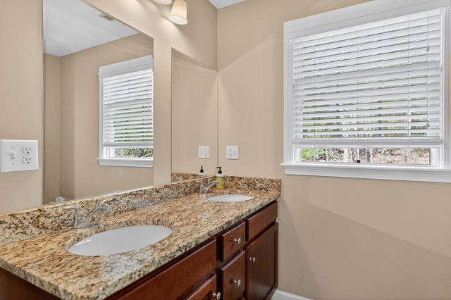 27 Autumn Ln 27, Northborough, MA 01532
