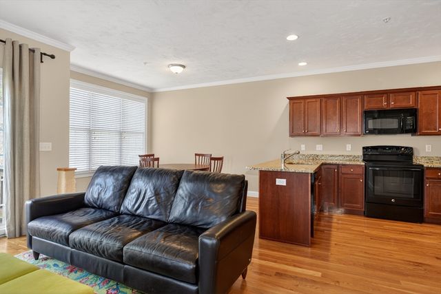 27 Autumn Ln 27, Northborough, MA 01532