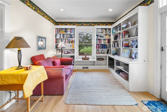 4616 Meridian Avenue N, Seattle, WA 98103